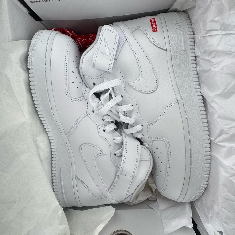 Size 9.5 - Nike Air Force 1 x Supreme Low Box Logo - White Mint Condition 🔥
